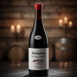 Botella de Vino Molatón 2024 de Vino El Colmenar sobre fondo con velas y barricas.