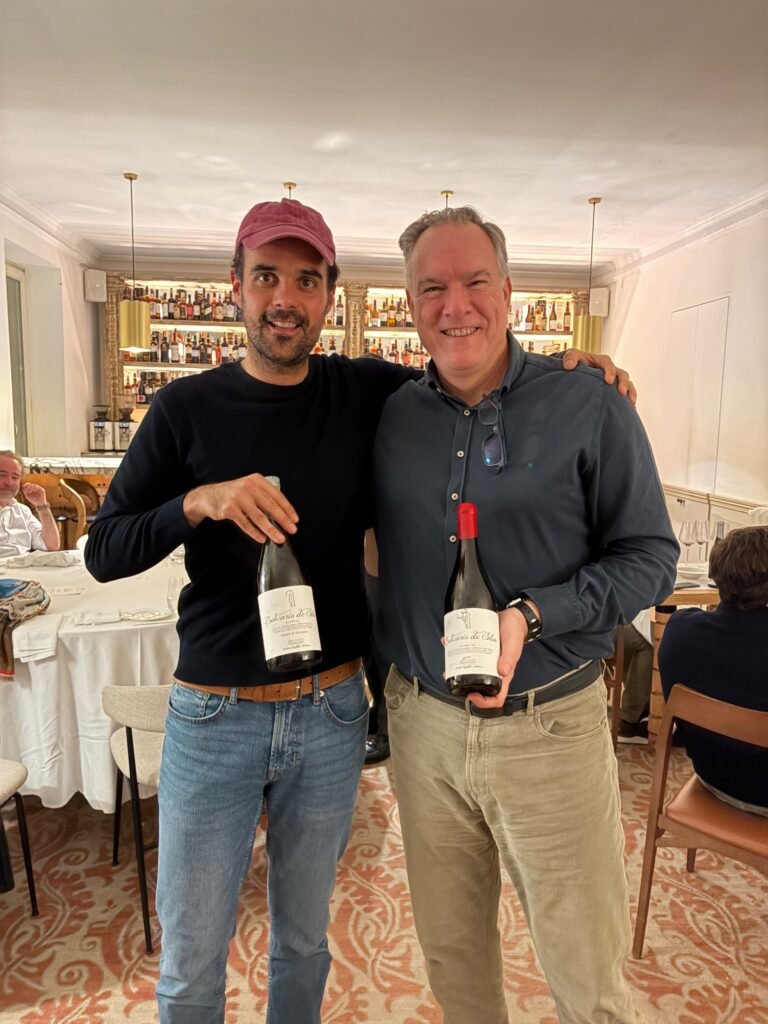 Antonio con Andrés Septién y una botella de Boticario de Silos